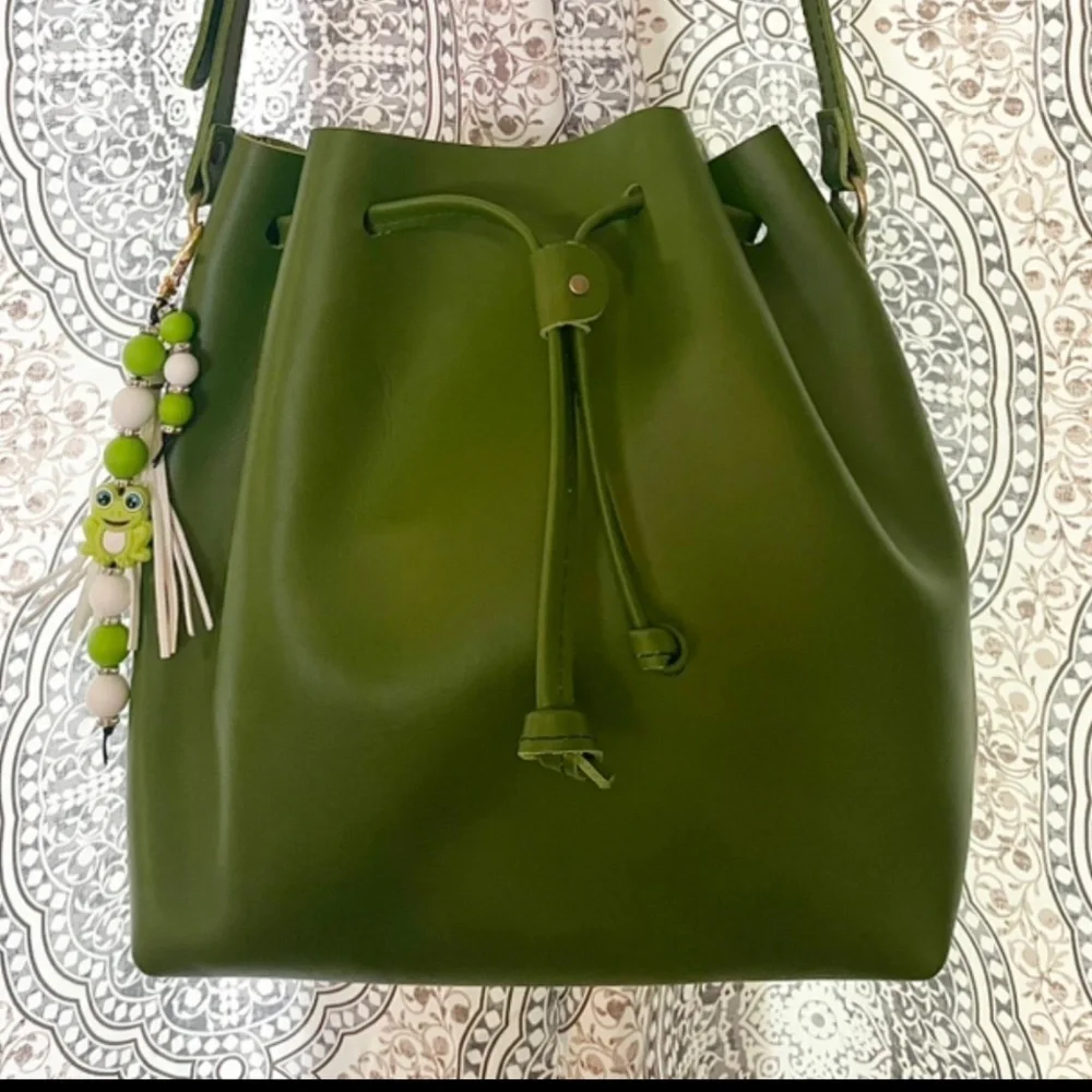 Portland Leather Apple Green Drawstring Bucket Crossbody Bag - Picture 2 of 3